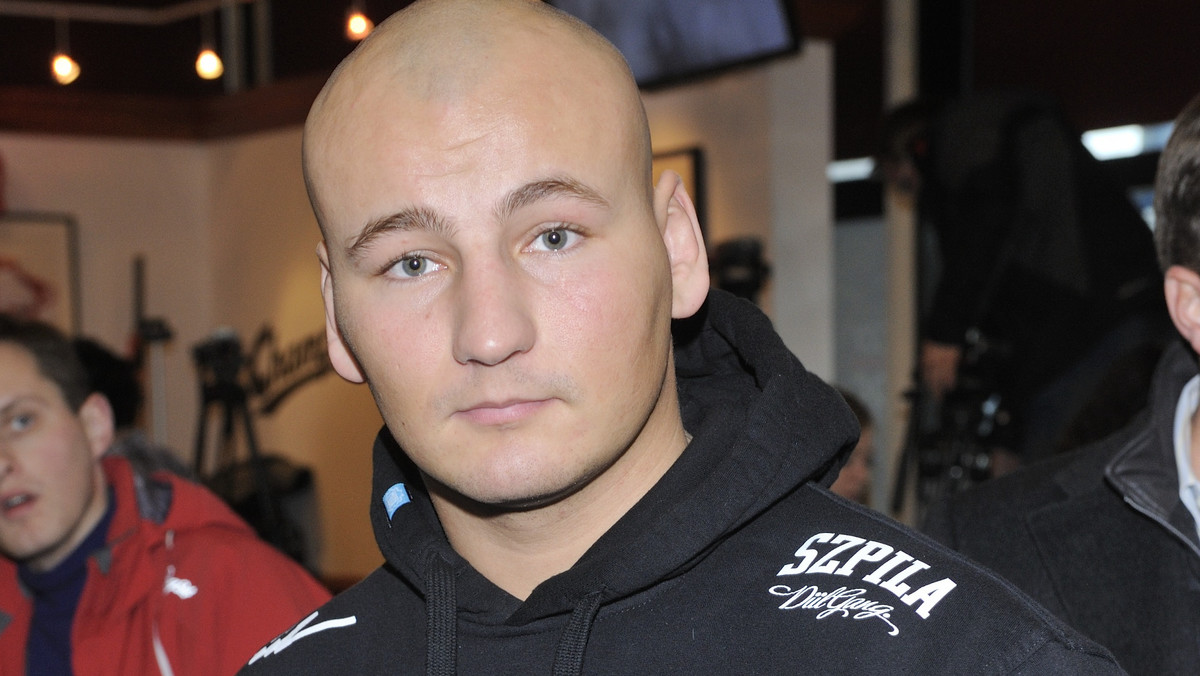 Artur Szpilka, polski bokser, który przebywa obecnie w Stanach Zjednoczonych, znów rozbawił swoich fanów. Sportowiec co jakiś czas poprzez portale społecznościowe informuje kibiców, co u niego słychać. Tak było i tym razem.