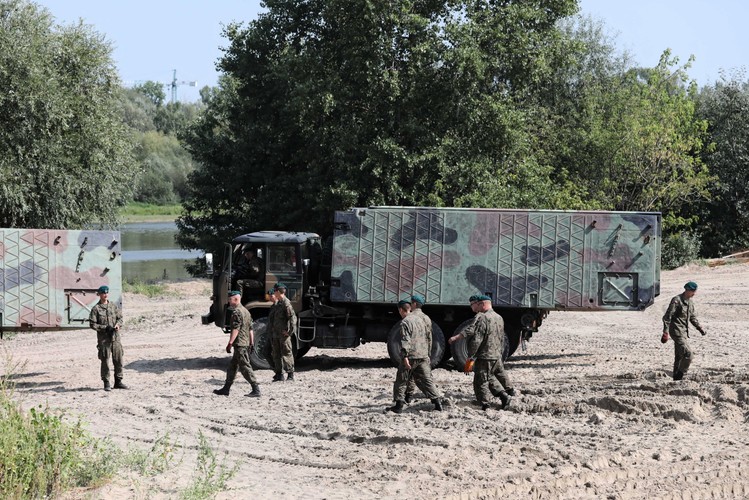Przygotowania do montażu mostu pontonowego na Wiśle
