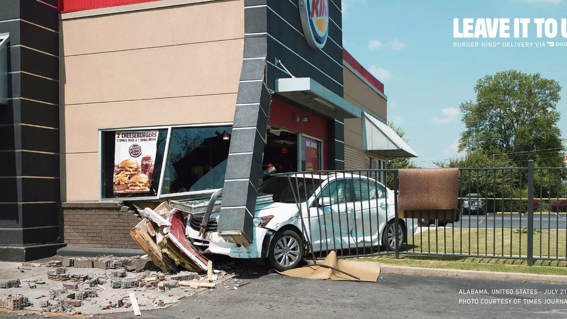 Zdjęcia wypadków mają zachęcać do brania Burger Kinga z dostawą