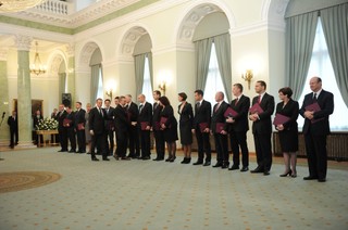 Tanie państwo według Tuska: rząd rozdaje urzędnikom nagrody na prawo i lewo