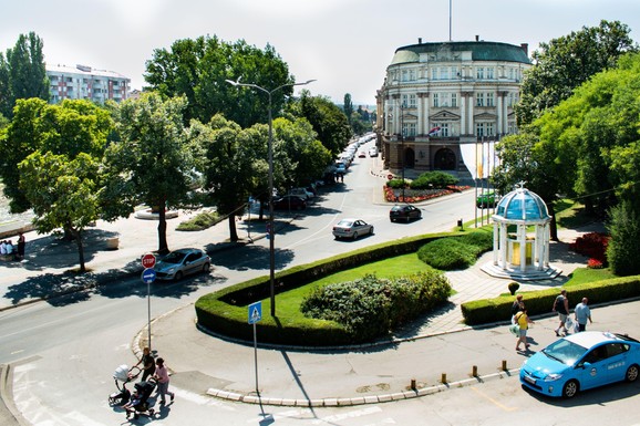 (VIDEO) KAKO JE OVO MOGUĆE?! Konji šetaju centrom grada na jugu Srbije: Ljudi gledaju u neverici i nikom nije jasno šta se tačno dešava