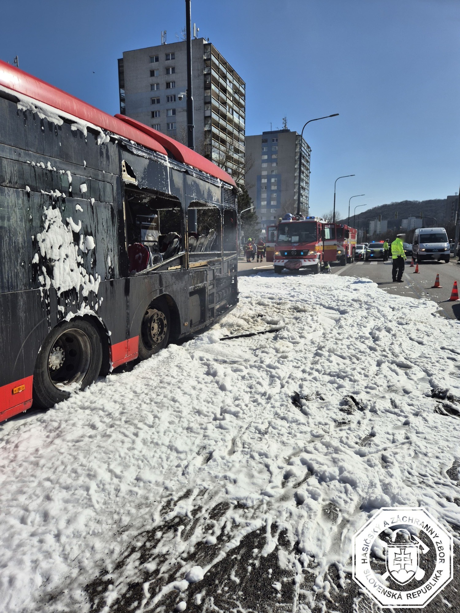 Na Saratovskej ulici v Bratislave horel autobus MHD.