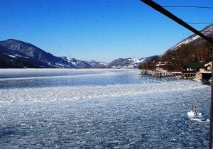 Sante leda na jezeru u Srbiji, ilustracija
