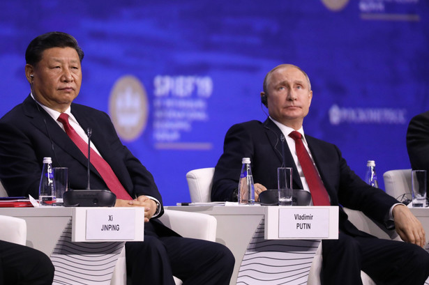 Prezydent Chin Xi Jinping i prezydent Rosji Władimir Putin w czasie sesji plenarnej podczas Międzynarodowego Forum Ekonomicznego w Petersburgu