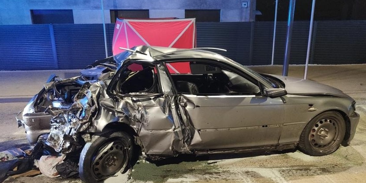 Tragedia w Pabianicach. BMW ścięło latarnię jadąc tyłem.