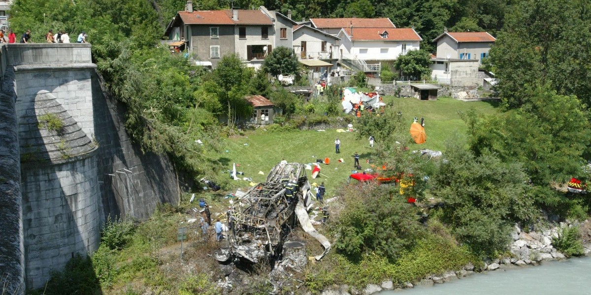 Ta tragedia bólem wryła się w serca Polaków. 26 pielgrzymów zginęło w płonącym autokarze