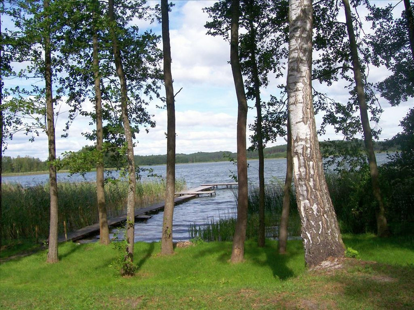 Jeżeli grunt przy jeziorze i pod nim jest własnością prywatnego właściciela, może on ogrodzić teren aż do linii brzegu