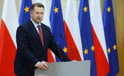 Atak na ucznia przed szkołą w Ostrołęce. Czarnek zabrał głos