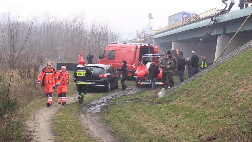 Tir wpadł do rzeki, zginął kierowca. Nowe fakty