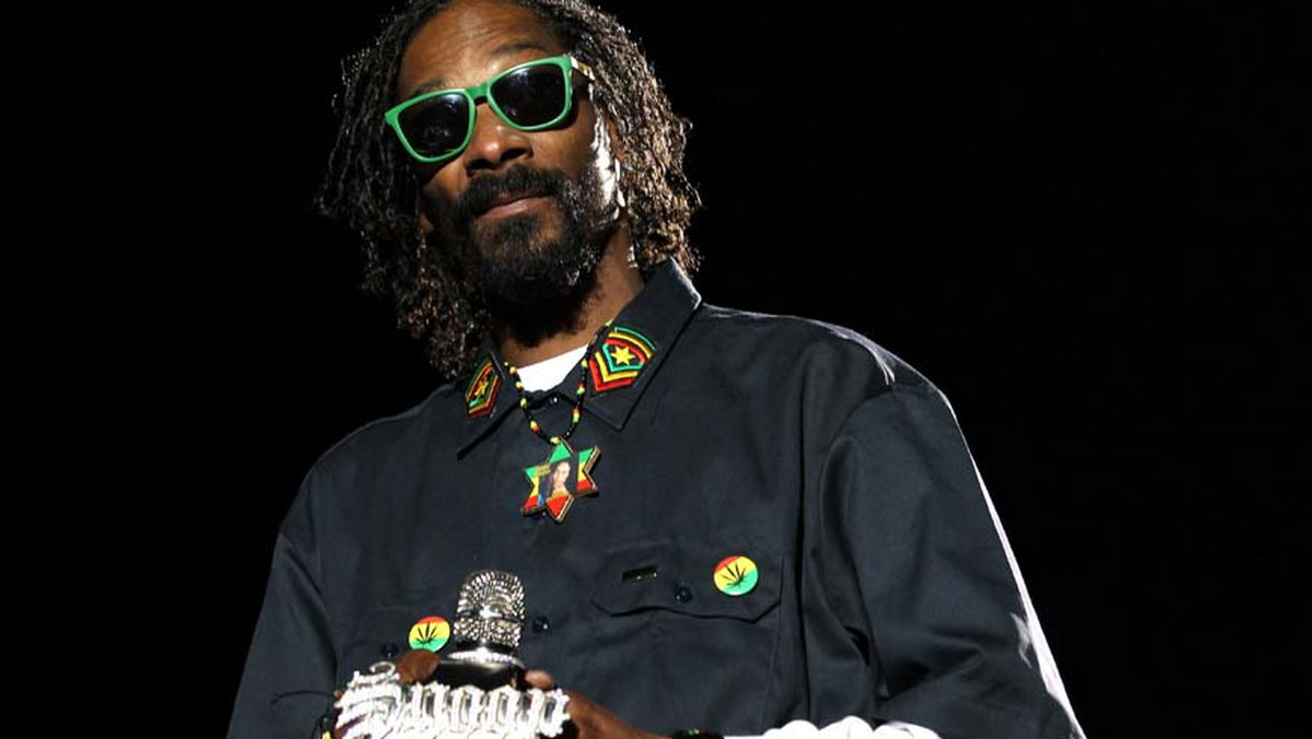 Snoop Dogg opublikował na swoim Facebooku trzeci utwór nagrany z  Izą Lach. Tym razem, część utworu jest śpiewana przez wokalistkę w języku polskim.