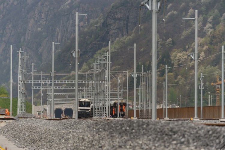 W najwyższych miejscach nad tunelem znajduje się nad nimi 2,3 km m skał. Ta warstwa wywiera na ściany tunelu ogromny nacisk, stanowiąc wyzwanie geologiczne. Dla zabezpieczenia skał przed osuwaniem się wykonawca stosował m.in. zastrzyki z betonu. <br><br>

Z powodu osiadania górotworu w trakcie budowy zdarzały się niespodziewane komplikacje. Np. jedna z tarcz TBM została zablokowana warstwą błota. Jej wdrożenie z powrotem do pracy kosztowało kilka miesięcy. Dodatkowo wymagało wcześniej przewiercenia dodatkowego tunelu, żeby dostać się do uwiezionego pod ziemią „superkreta”