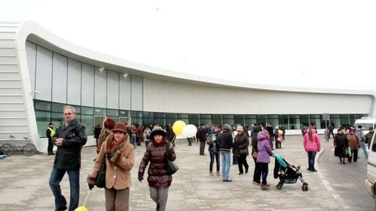 Władze lotniska dostały polecenie zorganizowania dowozu pasażerów. Ale autobusu nie ma, bo port lotniczy nie wystąpił jeszcze o wyznaczenie przystanku przy terminalu.