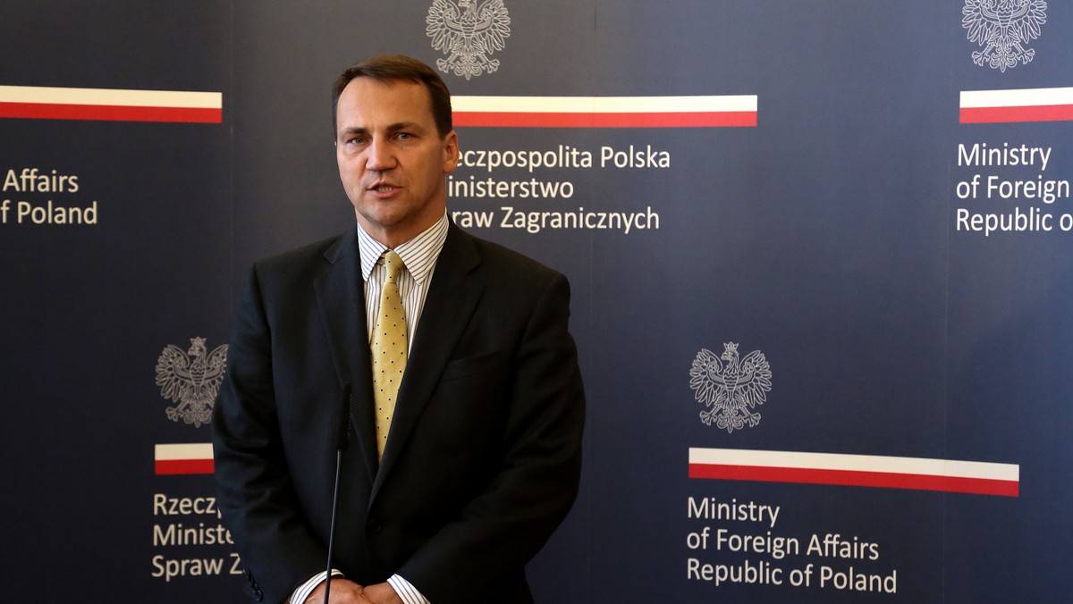 Szef MSZ Radosław Sikorski poinformował, że podjął decyzję o czasowym zawieszeniu działalności polskiej ambasady w stolicy Syrii - Damaszku. Wszyscy polscy dyplomaci bezpiecznie opuścili Syrię i wkrótce powrócą do Polski - informuje resort. Działalność ambasady - łącznie z Sekcją Interesów Stanów Zjednoczonych - została zawieszona do odwołania.