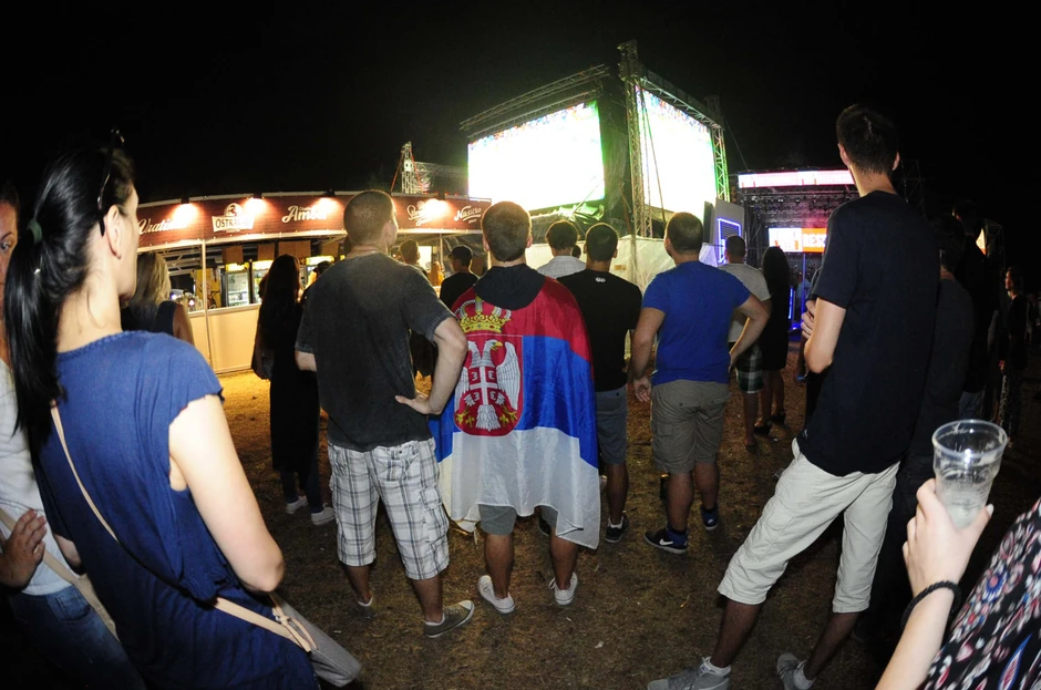 Malo muzika, pa utakmice na video bimu