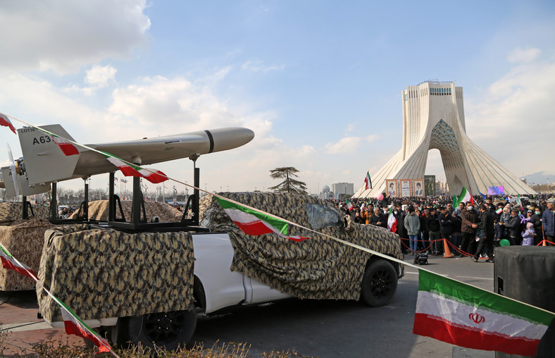 Irańskie pociski obronne i bezzałogowe statki powietrzne na uroczystości z okazji 44. rocznicy rewolucji islamskiej, luty 2023 r. 