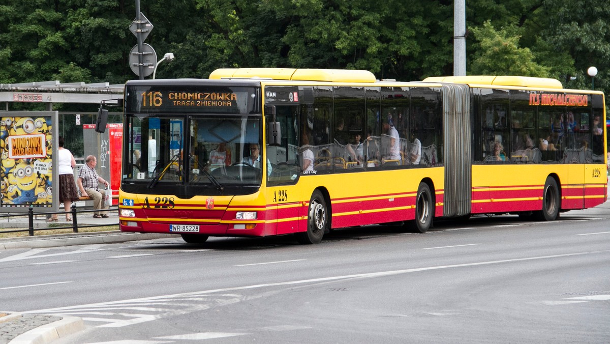 Już od wtorku, 1 kwietnia, wchodzą w życie zmiany w ulgach na przejazdy komunikacją miejską w Warszawie. Legitymacja szkolna ważna także bez aktualnej pieczątki, ograniczenia dla studentów zagranicznych uczelni, ujednolicenie zaświadczeń dla opiekunów niepełnosprawnych dzieci – to niektóre z nich. Sprawdź, co jeszcze się zmieni.