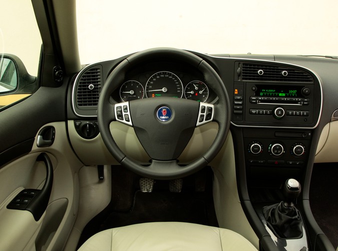 Saab 9-3X - szwedzka stal gotowa do przygody. Dzielnie zwalczy dziki teren, choć woli asfaltowe bulwary. Mogą być dziurawe jak sito - czyli idealnie sprawdza się na polskich drogach...