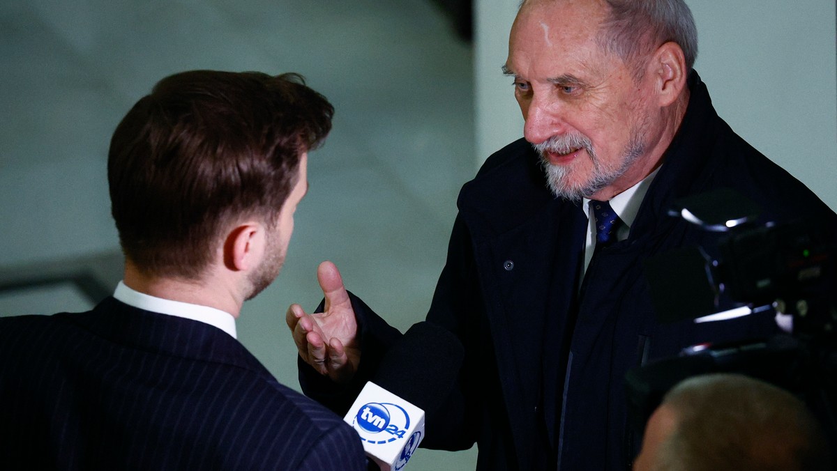 Reporter TVN24 Radomir Wit i Antoni Macierewicz w Sejmie.