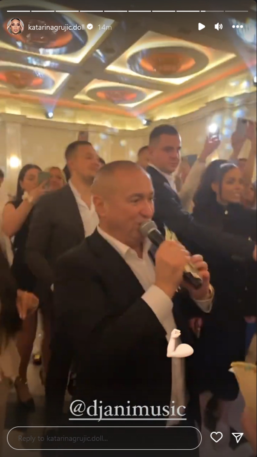 Đanija kite bakšišom i na svadbi sina