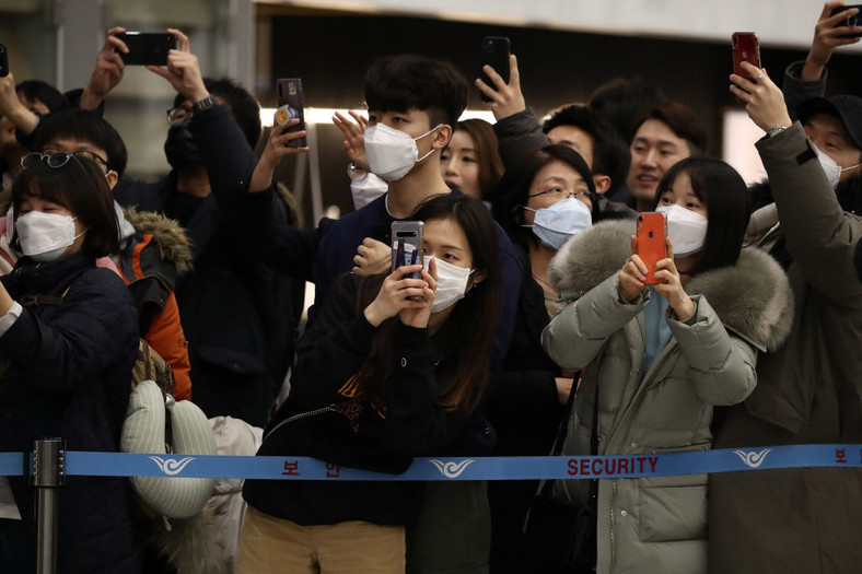 Fani witają Bonga Joon-ho na lotnisku w Korei Płd.