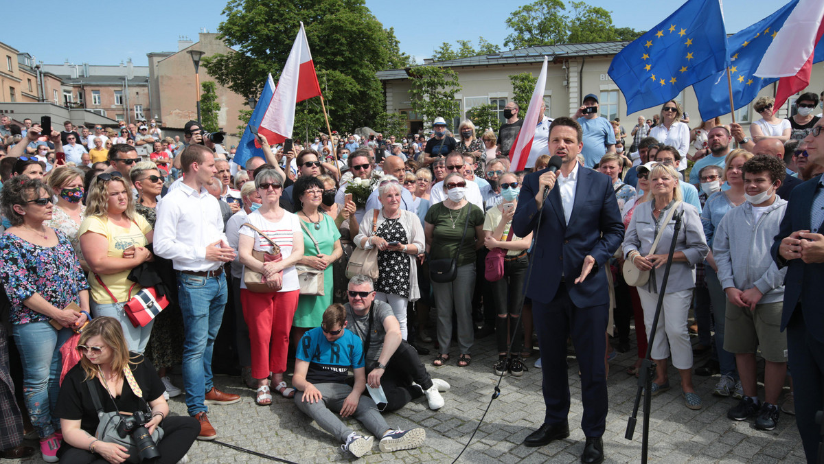 Kielce. Koronawirus w redakcji. Dziennikarz był na spotkaniu z Trzaskowskim