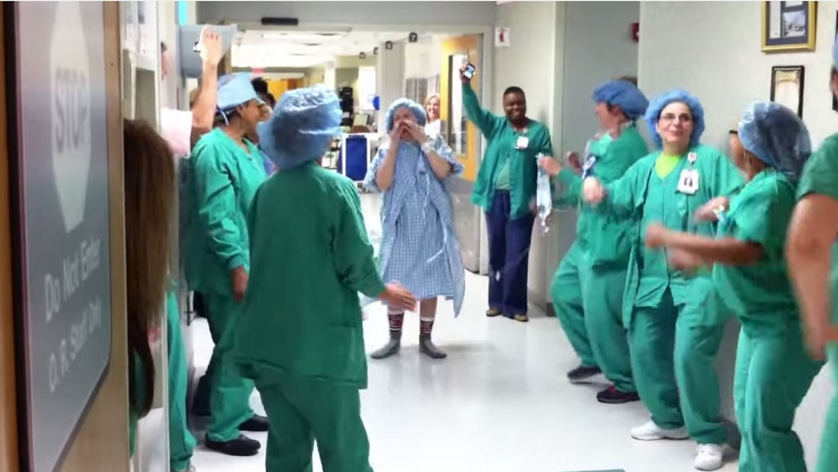 Zamiast powolnego marszu do sali operacyjnej na zabieg podwójnej mastektomii, kobieta postanowiła zatańczyć w rytm "Gangnam Style". Wtórowali jej lekarze.