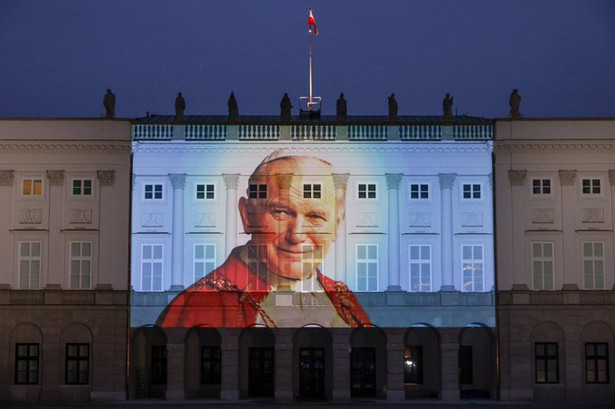 Zdjęcie Jana Pawła II na fasadzie Pałacu Prezydenckiego