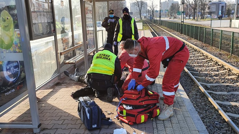 Dramat w Krakowie. Mężczyzna zakleszczył się między wiatą przystankową i ławką