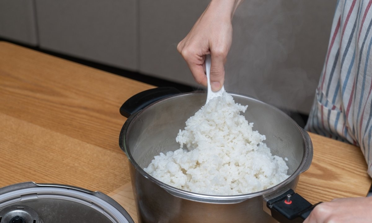 Większość z nas robi to z ugotowanym ryżem. "Pożywka dla bakterii"