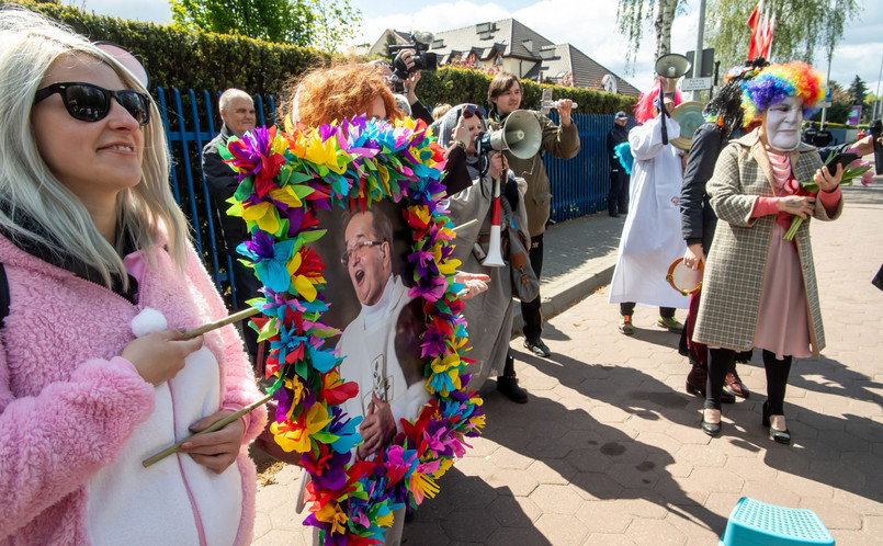 Manifestacja w formie happeningu odbyła się w 74. urodziny o. Rydzyka przed siedzibą Radia Maryja, a jej organizatorem drugi rok z rzędu było stowarzyszenie Toruński Strajk Kobiet. Na manifestacji byli m.in. przebierańcy - mężczyzna w sutannie i w masce o. Tadeusza Rydzyka i kobieta w masce posłanki Anny Sobeckiej, która wcześniej protestowała i zabiegała o zakazanie imprezy.