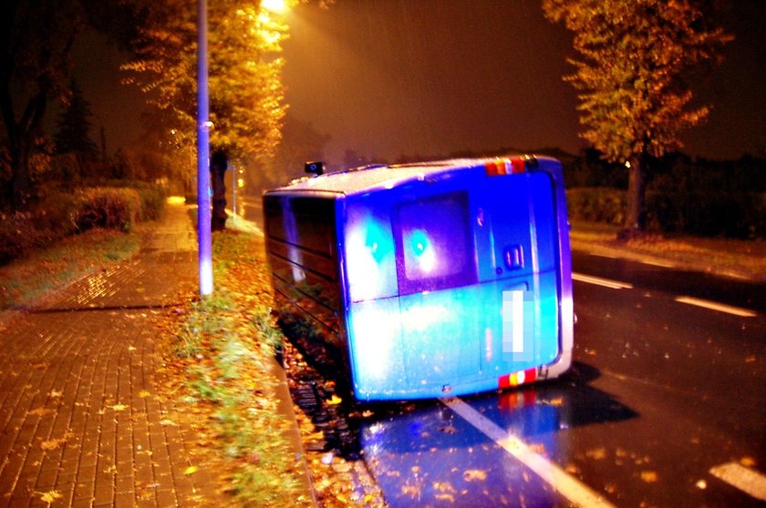 Bus przekoziołkował przez drogę krajową