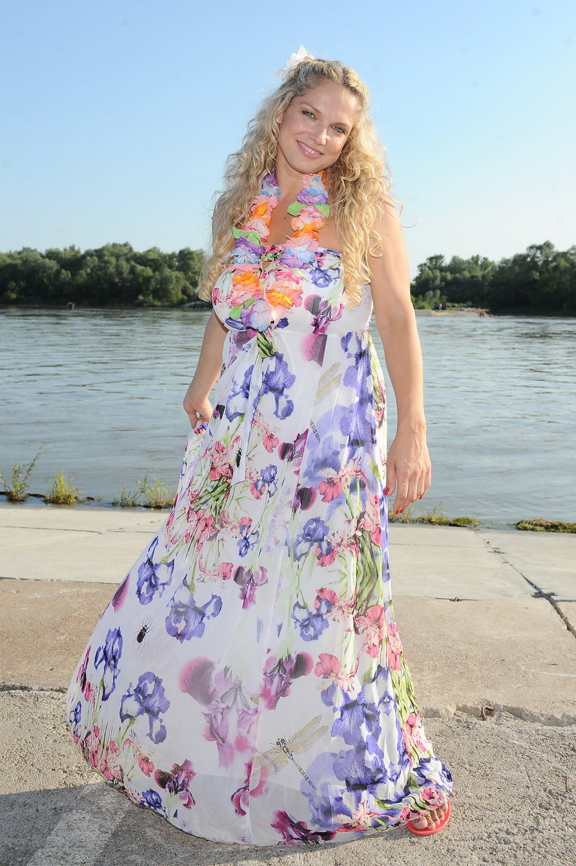 Joanna Liszowska w długiej sukience w kwiaty na planie "Przyjaciółek"