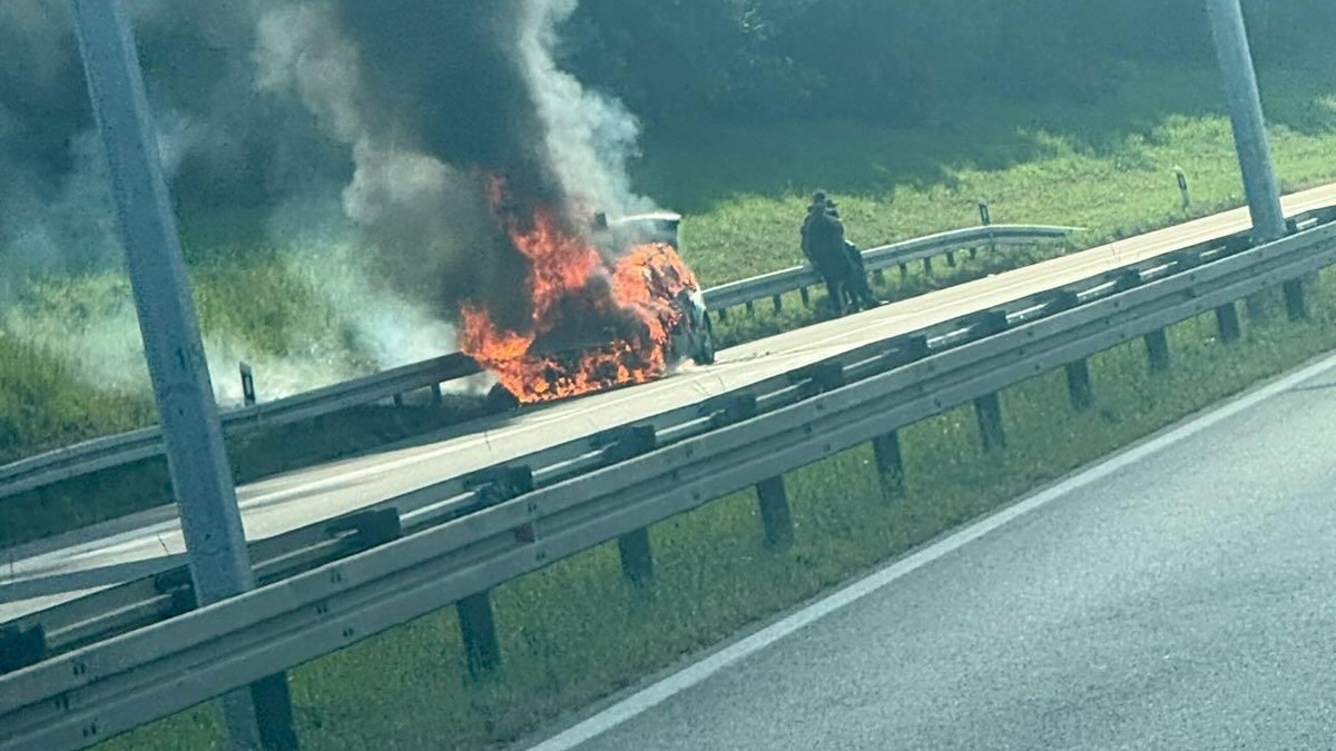 Izgoreo automobil na autoputu