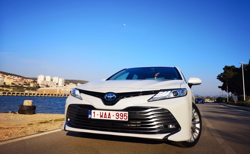 Toyota Camry Hybrid. W Europie modele z napędem hybrydowym stanowią 50 proc. sprzedaży japońskiej marki