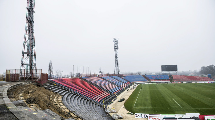 Bontják a Sóstói-stadiont /Fotó: MTI-Bodnár Boglárka