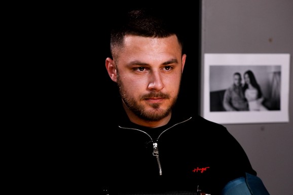 ATRAKTIVNA PLAVUŠA MU POMUTILA PAMET Marko Stefanović se ne odvaja od ISTETOVIRANE DEVOJKE: Posle Sanje Grujić, uživa kraj NJE (FOTO)