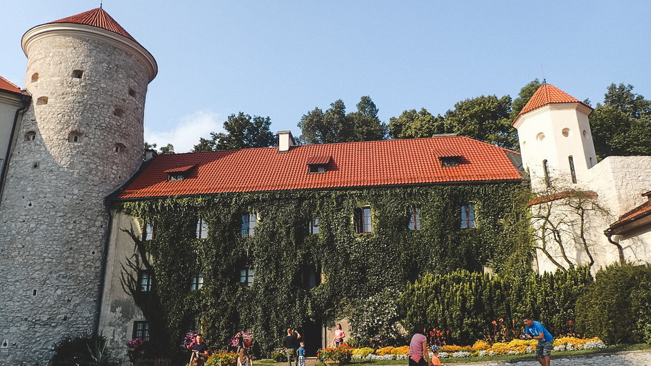 Dziedziniec zamkowy i baszta