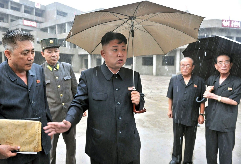 Kim Džong Un okružen zvaničnicima 2013.