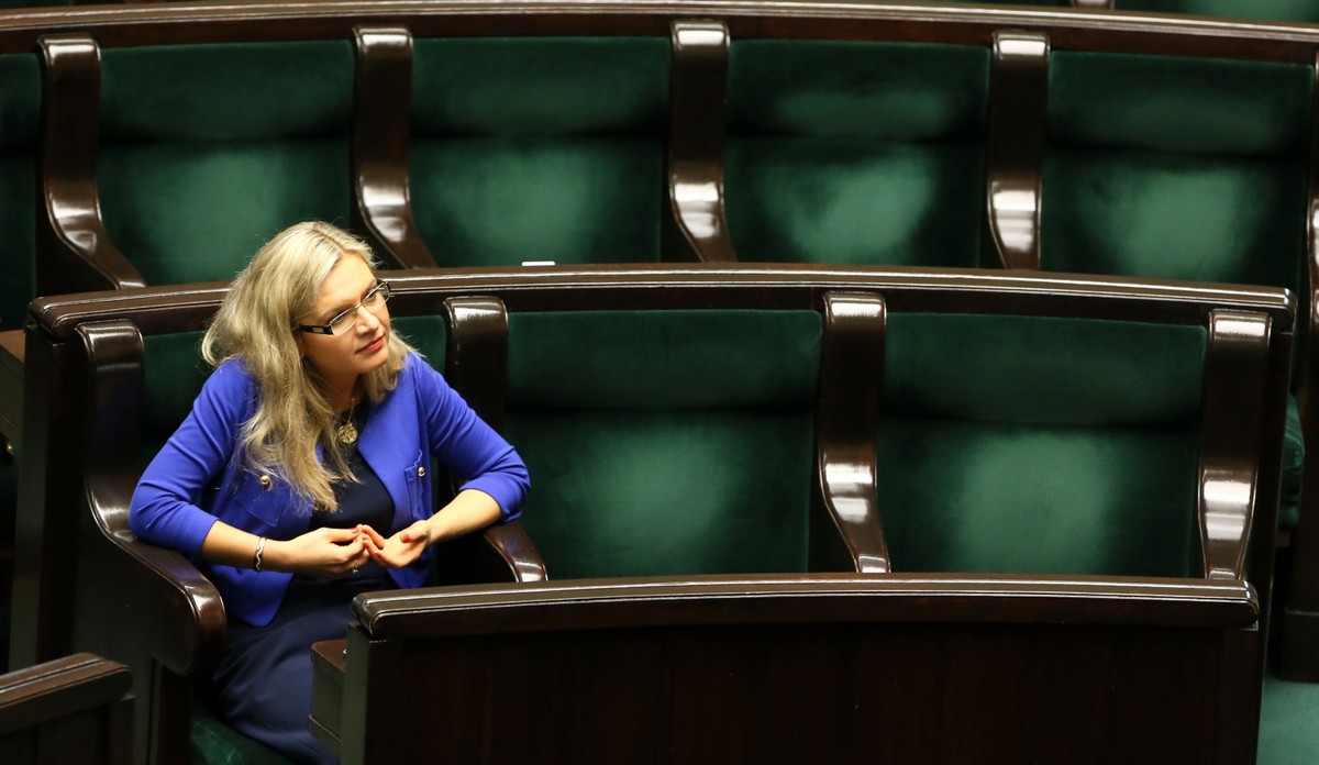 Według posłanki PiS komisja rozwikła, dlaczego nie zadziałały odpowiednie mechanizmy, podczas gdy prokuratura skupia się na konkretnym przestępstwie
