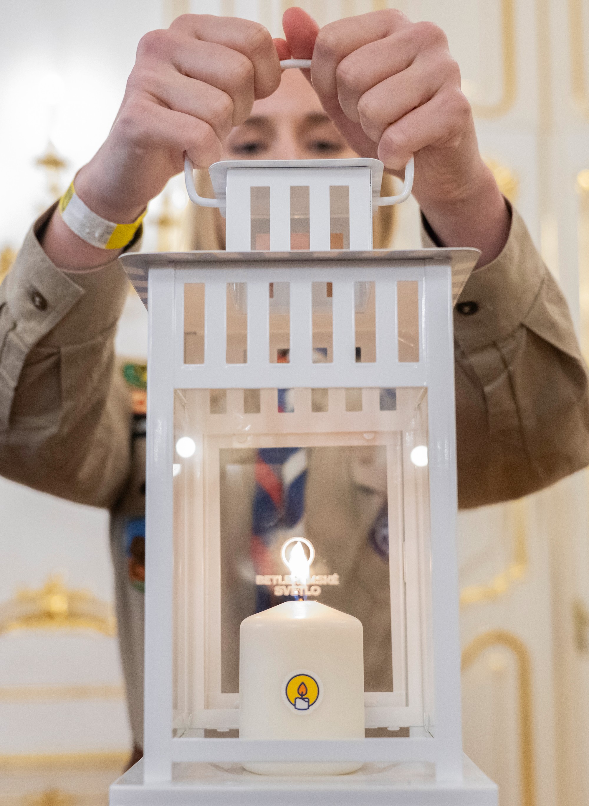 Prezident SR Peter Pellegrin prevzal Betlehemského svetla v Prezidentskom paláci od Slovenského skautingu. 