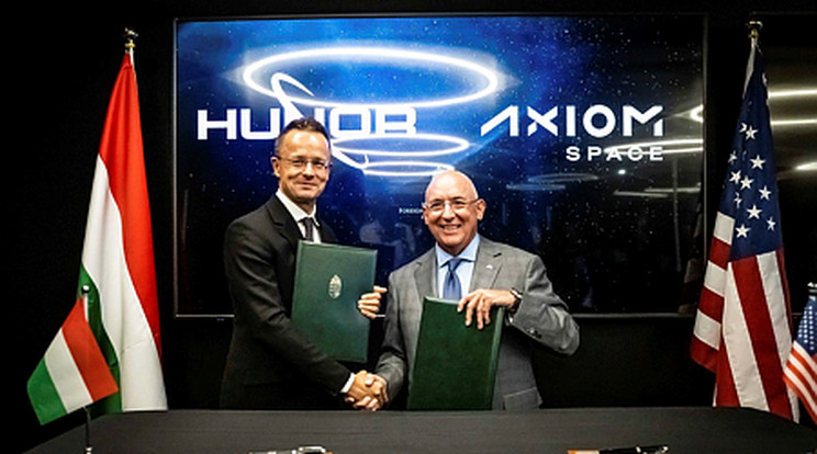 Szijjártó Péter külgazdasági és külügyminiszter és Michael Suffredini, az Axiom Space ügyvezető-igazgatója kezet fog a Magyarország és az Axiom Space közötti „Spaceflight Agreement” együttműködési megállapodás aláírásán Houstonban / Fotó: MTI/KKM