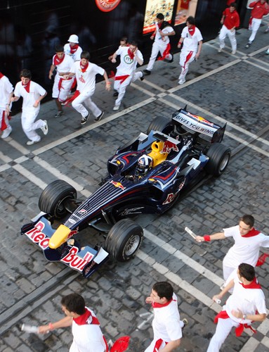 Uciekający, ubrani w tradycyjne baskijskie stroje, są wyposażeni w zwinięte w rulon gazety, które są ich jedyną bronią
