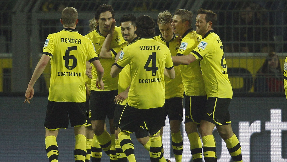 Borussia Dortmund pokazała na Signal Iduna Park, że nawet bez Roberta Lewandowskiego w składzie ma dużą siłę rażenia. Piłkarze Juergena Kloppa wygrali z rewelacją tego sezonu Eintrachtem Frankfurt 3:0 (2:0) w meczu 22. kolejki Bundesligi, chociaż przez dużą część meczu musieli grać w dziesiątkę. Bohaterem BVB został Marco Reus, który ustrzelił hat tricka.