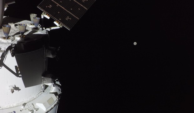 Orion sa Mesecom u daljini, uhvaćeno kamerom na vrhu jednog od solarnih krila kapsule 3. aprila