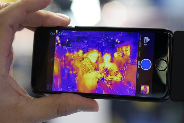 Jest też coś dla fascynatów efektywności energetycznej. Dzięki termowizyjnemu systemowi Flir One możemy sprawdzić w których miejscach mamy do czynienia z uciekaniem ciepła, które miejsca są lepiej dogrzane lub ewentualnie gdzie w naszej instalacji elektrycznej następuje zwarcie. Oczywiście system może służyć również do mniej technicznego wykorzystania co widać na załączonym zdjęciu. Fot: Flir Systems Flir One, EPA/SAM MORRIS