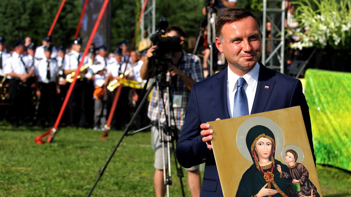 O przebudzenie ducha solidarności i odpowiedzialności za siebie i Ojczyznę - apelował prymas Wojciech Polak podczas złotego jubileuszu koronacji ikony Matki Bożej Rychwałdzkiej. W uroczystościach wziął udział Andrzej Duda, który mówił o realizacji "wielkiego dzieła naprawy" Polski. - Wierzę, że jako ludzie wierzący, także dzięki tej modlitwie, zdołamy to zrealizować lepiej, uczciwiej i rzetelniej - stwierdził prezydent elekt.