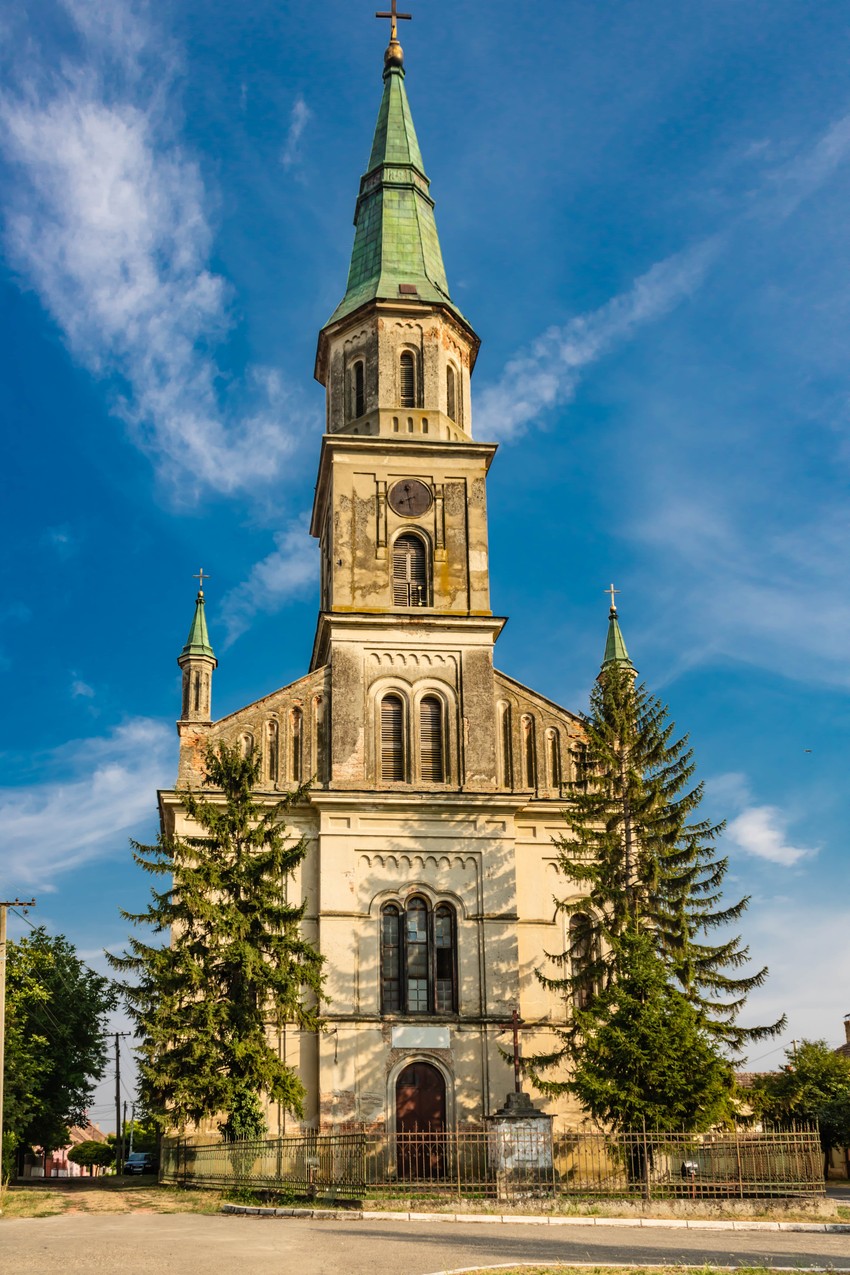 U selu se nalaze tri crkve, uključujući najstariju pravoslavnu brvnaru u Vojvodini