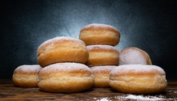 Pączki jak z cukierni z PRL. Ten przepis uwodzi smakiem i prostotą, będą puszyste i pyszne