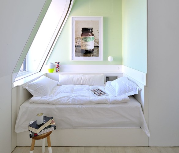 „Nawet ci, którzy nie mają kotów, wiedzą, że wszyscy ciągle jesteśmy obserwowani. To cena za nasze uzależnienie od technologii. Apartament Hotsona to odzwierciedla” – pisze Bloomberg. Na zdjęciu: SkyHouse, centralna sypialnia, źródło: David Hotson_Architect