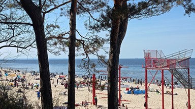 Tragedia na plaży w Stegnie. Pomoc blokowały parawany, mężczyzna zmarł